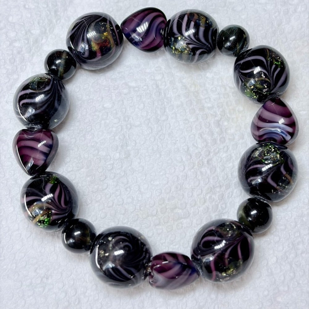 Men’s/women’s Black/purple Murano glass Bracelet.Tiger eye,hearts.Elastic 7.5/8”